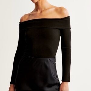 NWT! Abercrombie & Fitch off the shoulder black top - M